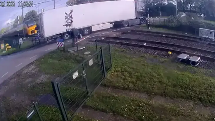 Hollandiyada qatar TIR-ı əzdi: Dəhşət anları kamerada