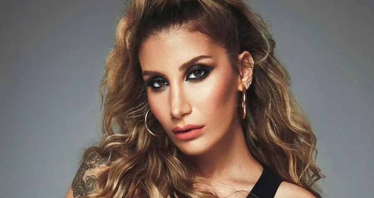 İrem Derici Manifest üzvü Esin Bahat-a dəstək